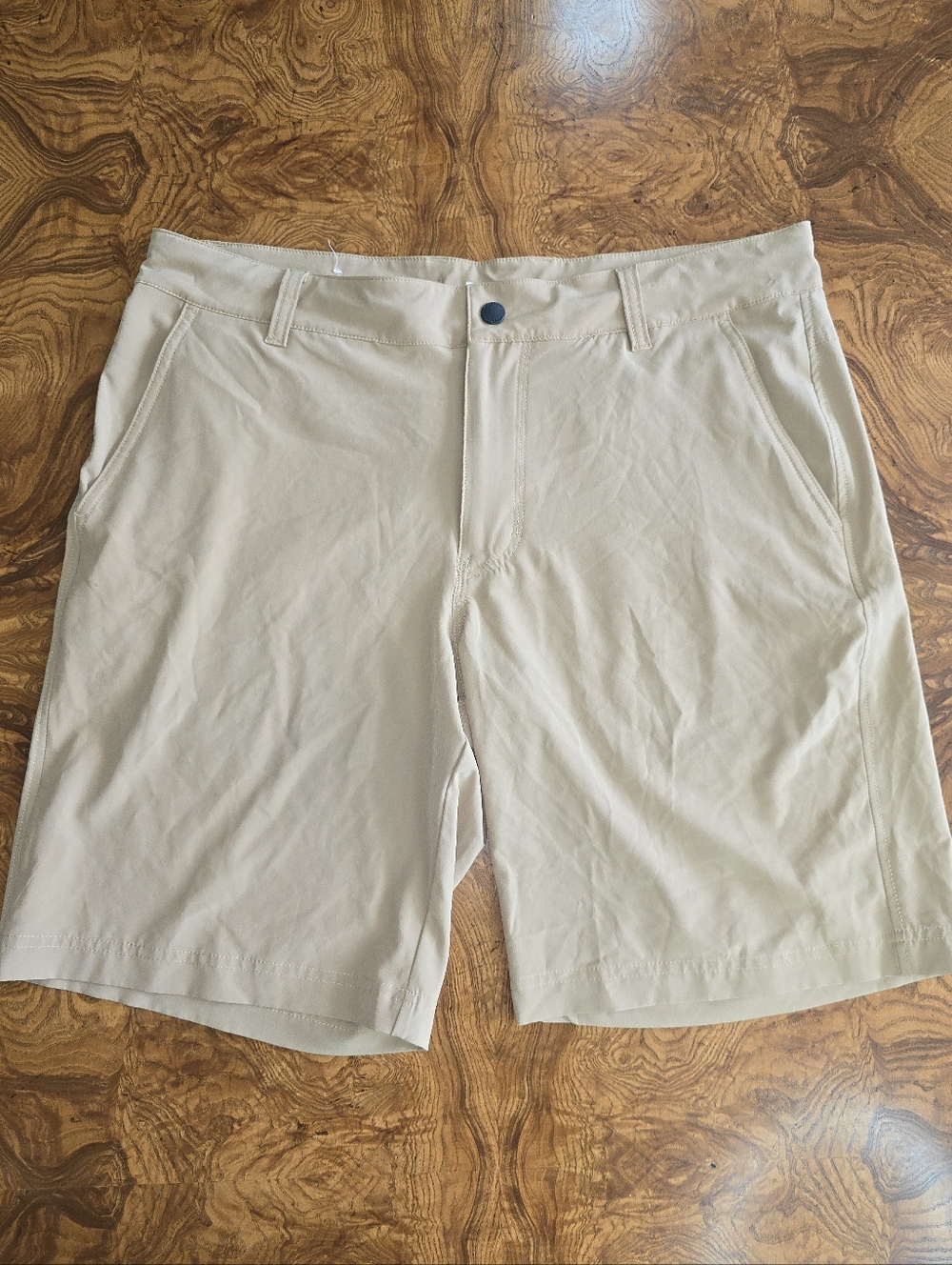 Columbia Men's Wanoga Lightweight Tan Shorts, size 34